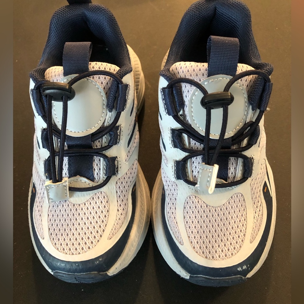 KIDS AIRWALK SNEAKERS (nwot)